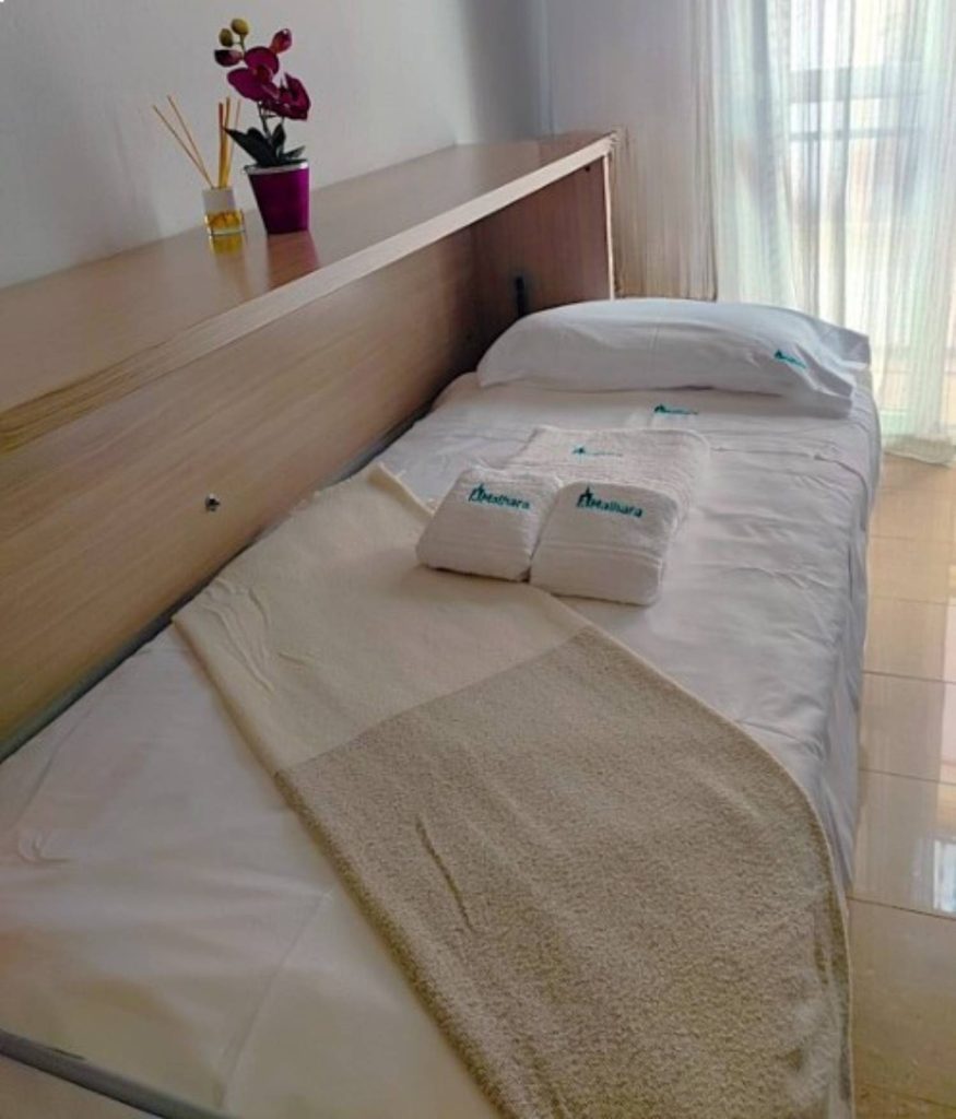 Cama con toallas y flores