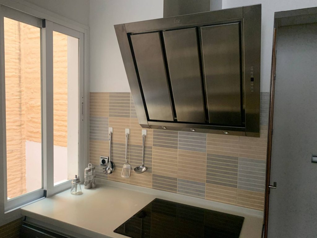 Cocina moderna con extractor brillante