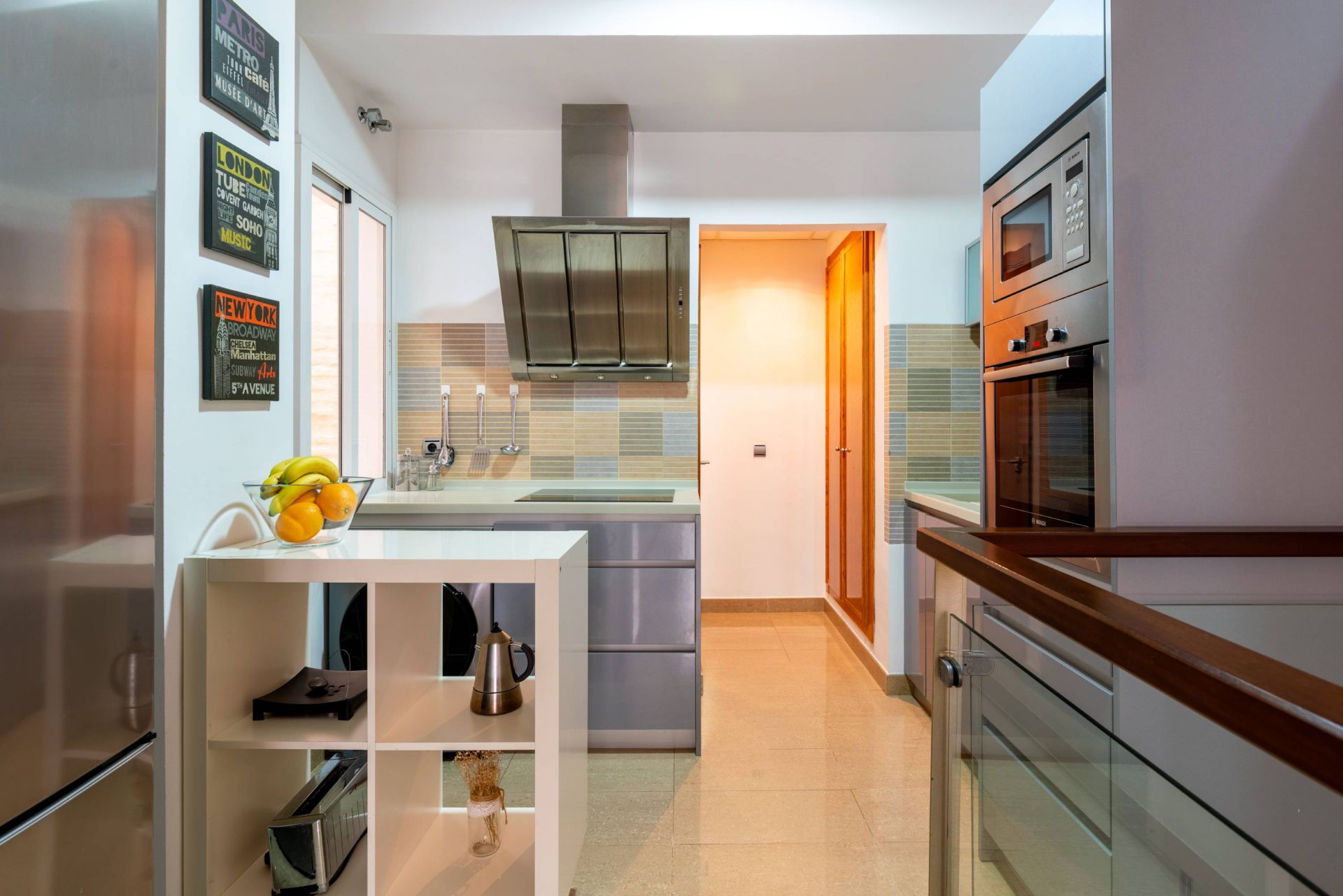 Cocina moderna con electrodomésticos inox