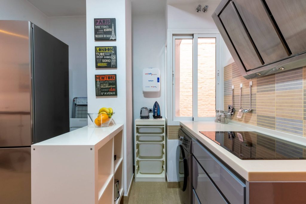 Cocina moderna con electrodomésticos elegantes