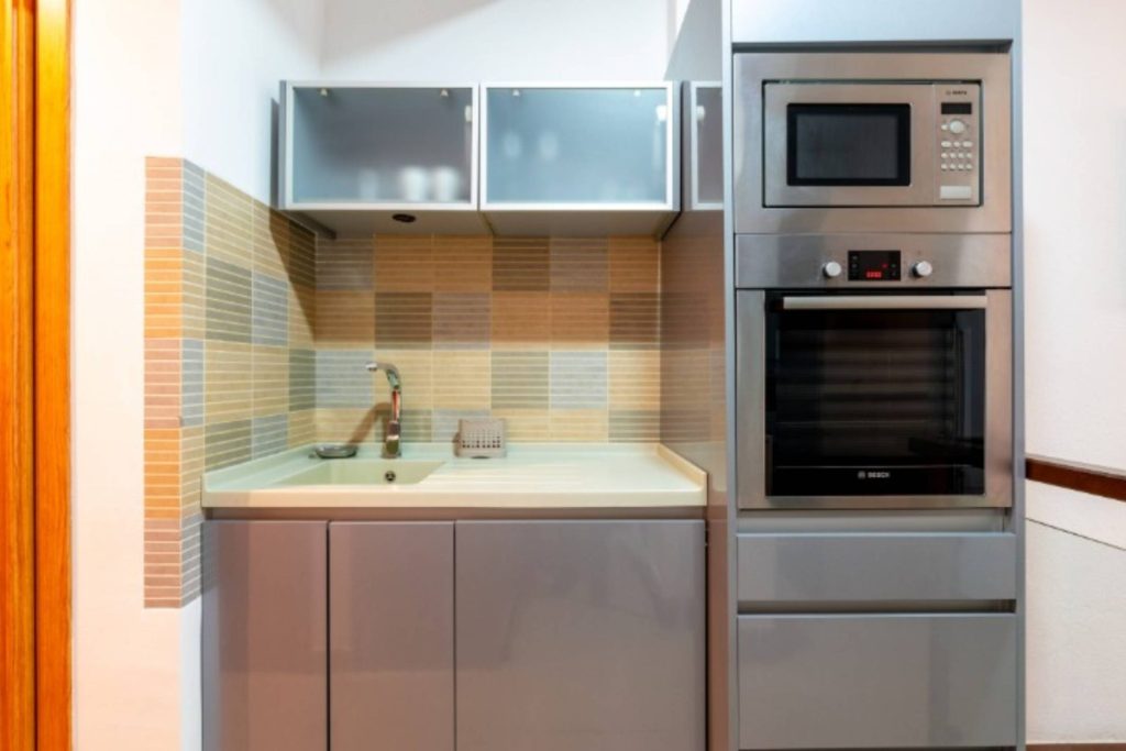 Cocina moderna con frutas frescas