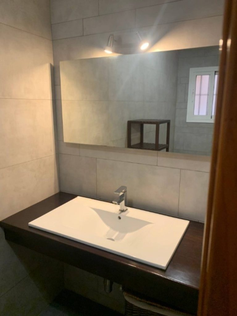 Cajón con platos y tazas