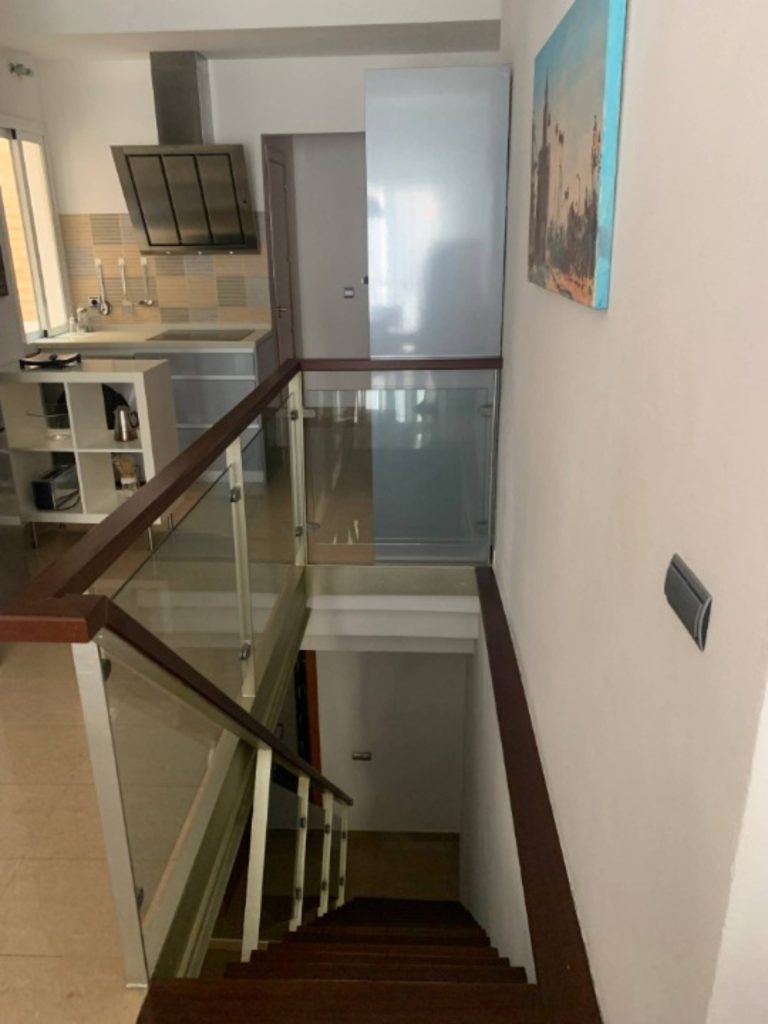 Escalera y cocina moderna