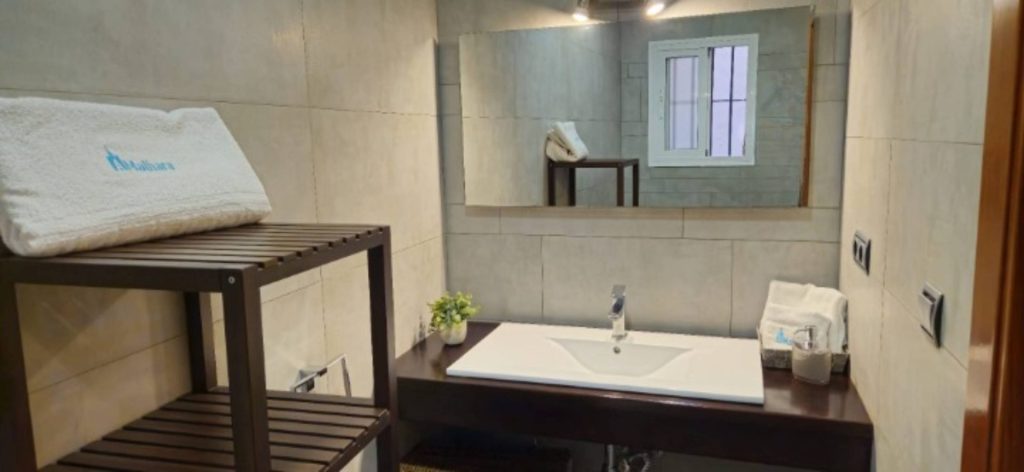 Baño con lavabo y espejo