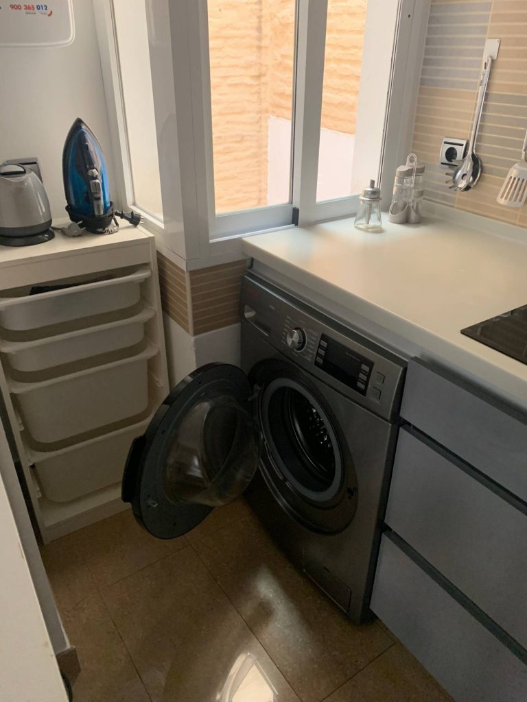 Lavadora en cocina moderna