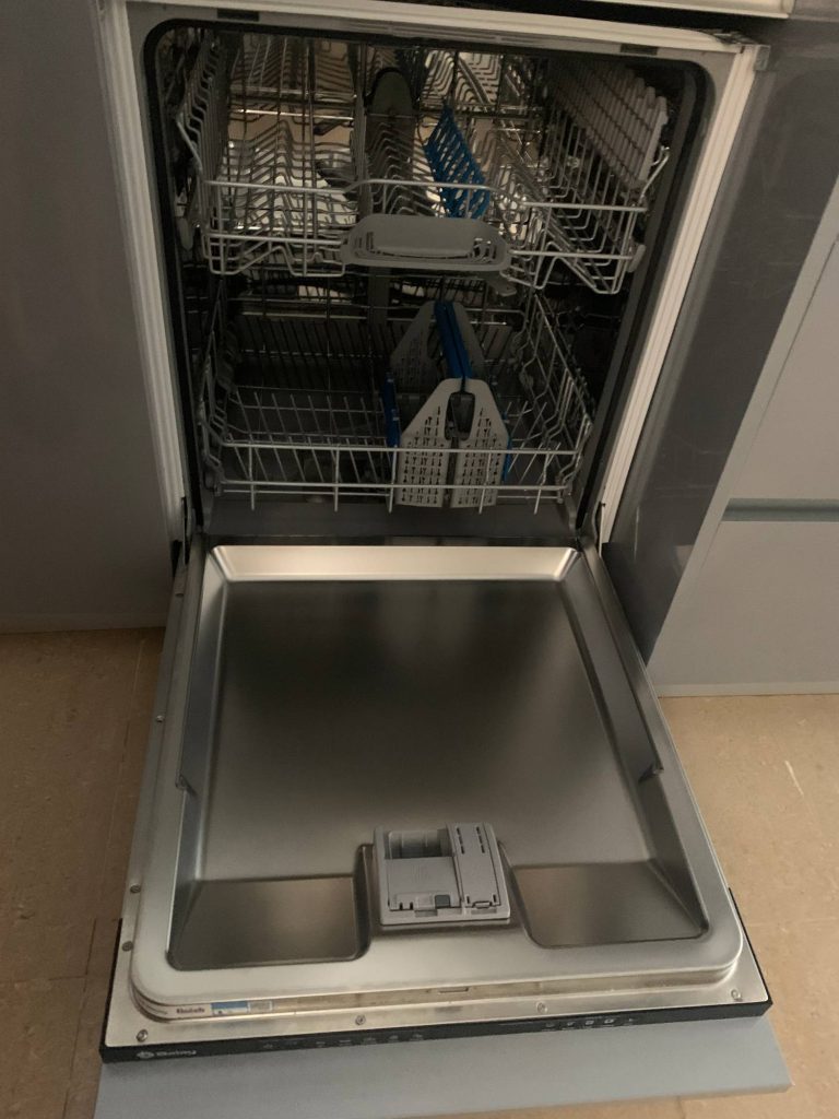 Lavavajillas vacío y abierto