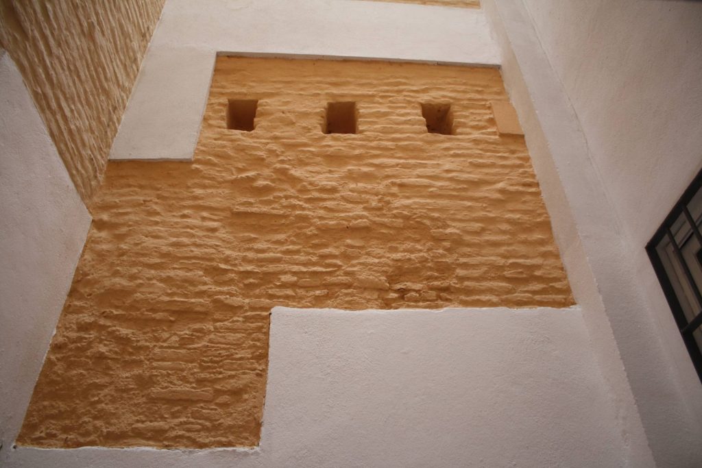 Pared amarilla y blanca vista