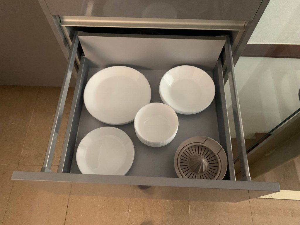 Cajón con platos y tazas